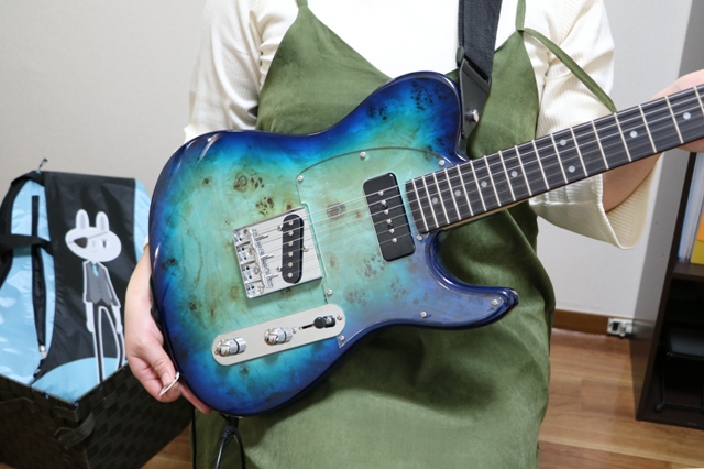 20代女性の生徒さんがバッカスのエレキギターを購入！ - アズール・ギター教室のブログ